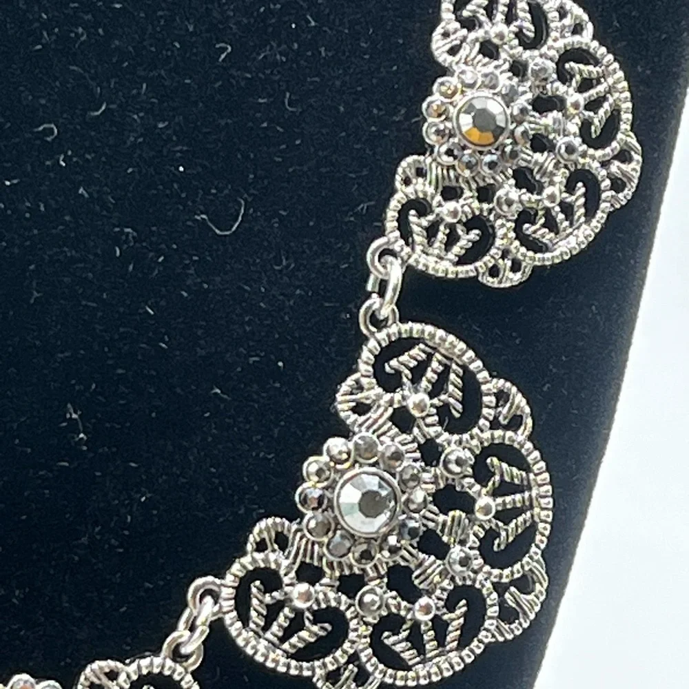 Stunning vintage silver tone filigree ornate chic bib necklace gray rhinestones